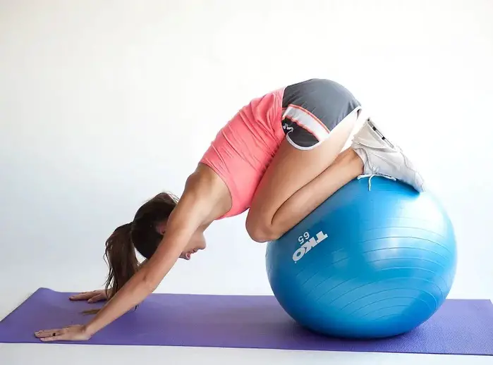 how to perform advanced stabilityball knee tucks